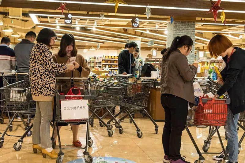 因?yàn)橐恢?，香港人吵起?lái)了……