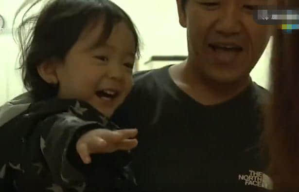 凌晨2點才關門的幼兒園讓人心酸：抱起磚就沒法抱你，放下磚就沒法養(yǎng)你 | 夜讀