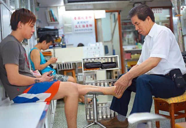 在廣東，比涼茶更萬能的是藥油！