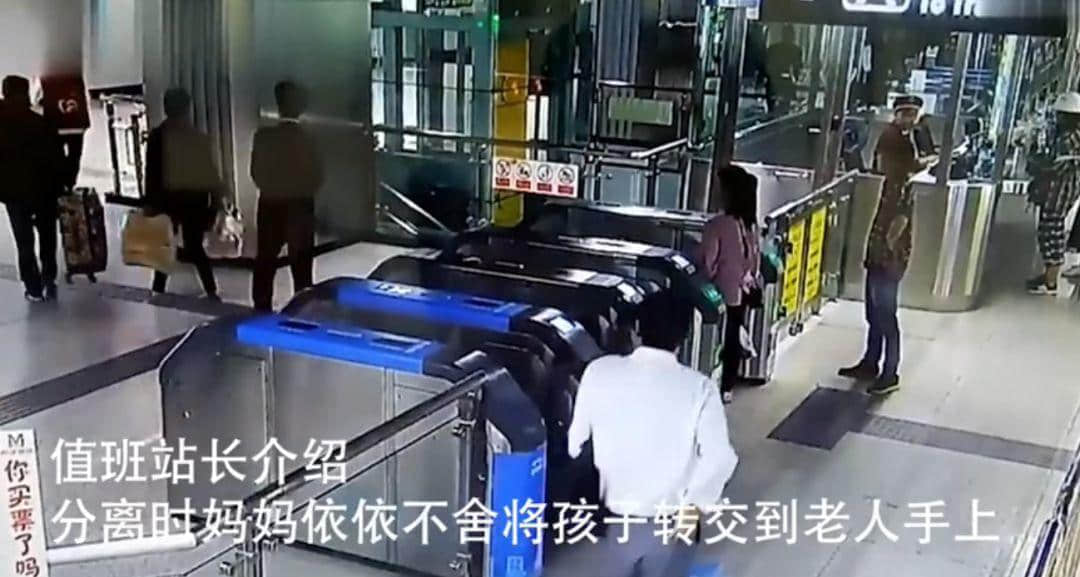 凌晨2點才關門的幼兒園讓人心酸：抱起磚就沒法抱你，放下磚就沒法養(yǎng)你 | 夜讀