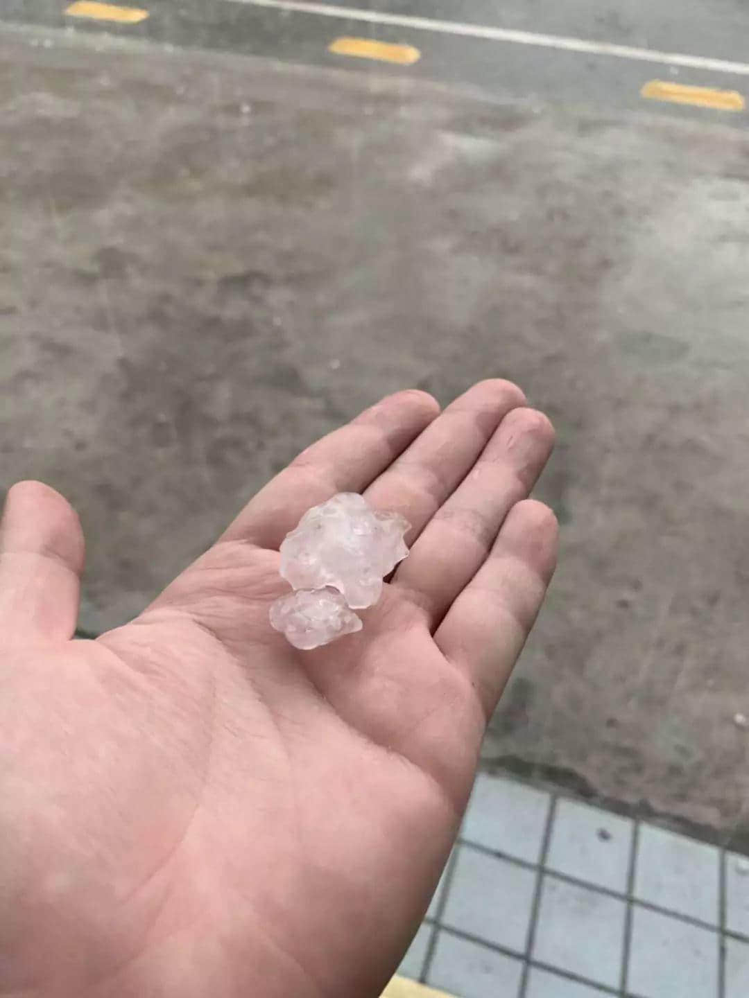 22℃+回南天+下冰雹，廣州的天氣總有他自己的想法！