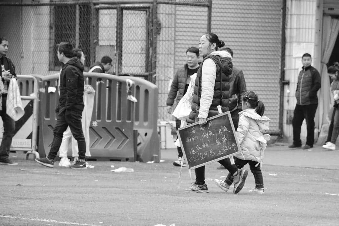 廣州制衣廠月薪上萬(wàn)招不到人？我們?nèi)樈⒖禈?lè)村看了看