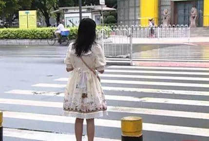 唔卸妝，唔畀上地鐵！廣州地鐵安檢攔住濃妝女生，你點(diǎn)睇？