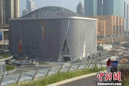 這位自帶BGM的喜劇演員身上，有你不知道的香港粵劇浮沉史