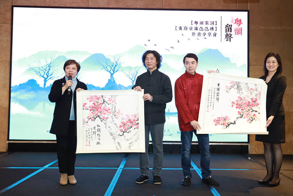 創(chuàng)作團隊代表梁天山與譚永良向贊助品牌致送字畫
