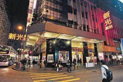 這位自帶BGM的喜劇演員身上，有你不知道的香港粵劇浮沉史