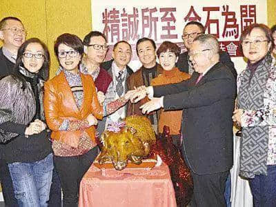 這位自帶BGM的喜劇演員身上，有你不知道的香港粵劇浮沉史