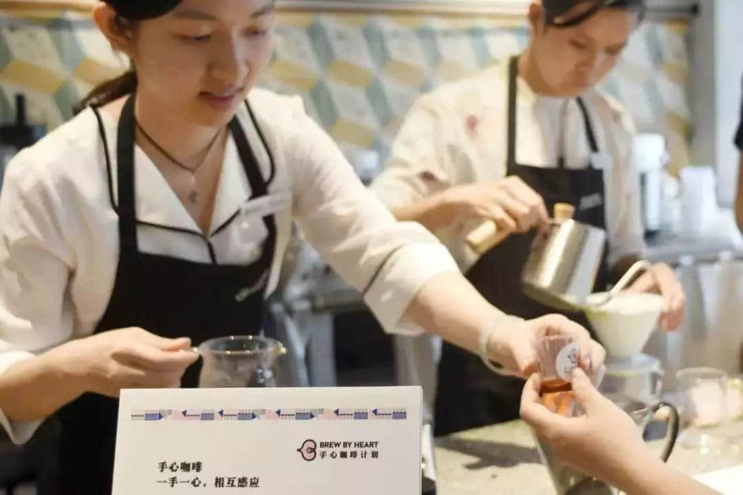 廣州有一群視障人士，在手沖咖啡里找到了不一樣的人生