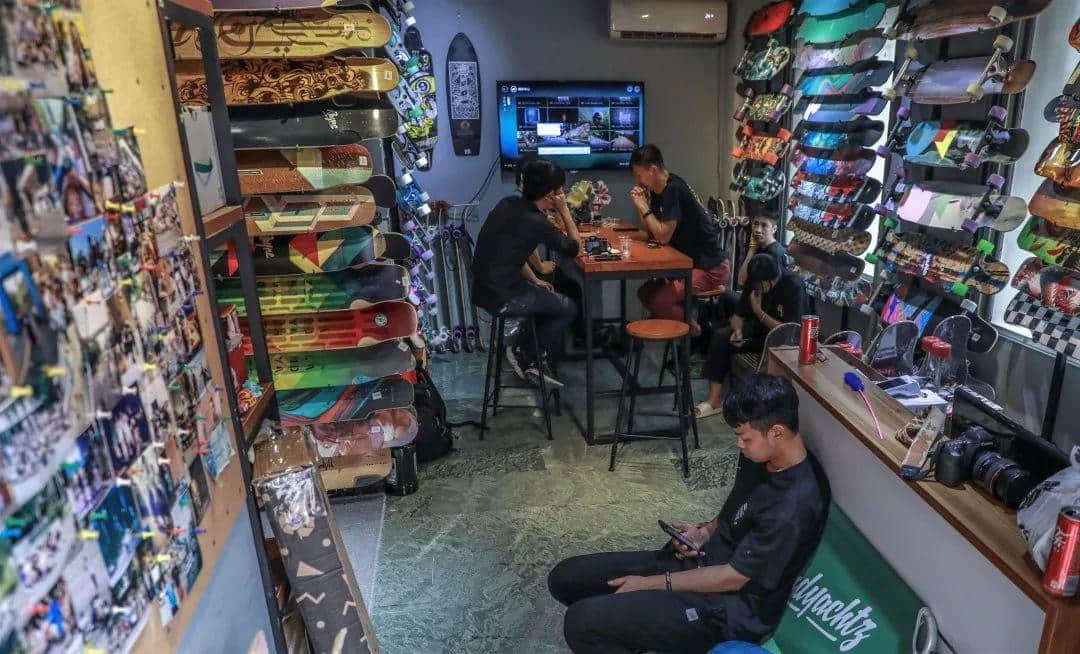 這是你在廣州能找到的唯一一間長板實體店 這是你在廣州能找到的唯一一間長板實體店