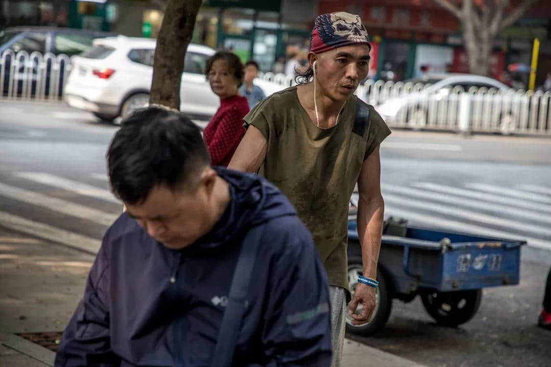 在本該跳廣場舞的年紀(jì)里，他卻選擇了跑酷