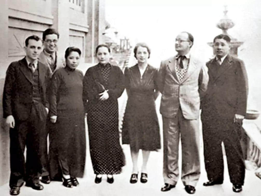 1938年，宋慶齡和保衛(wèi)中國同盟中央委員會委員在香港