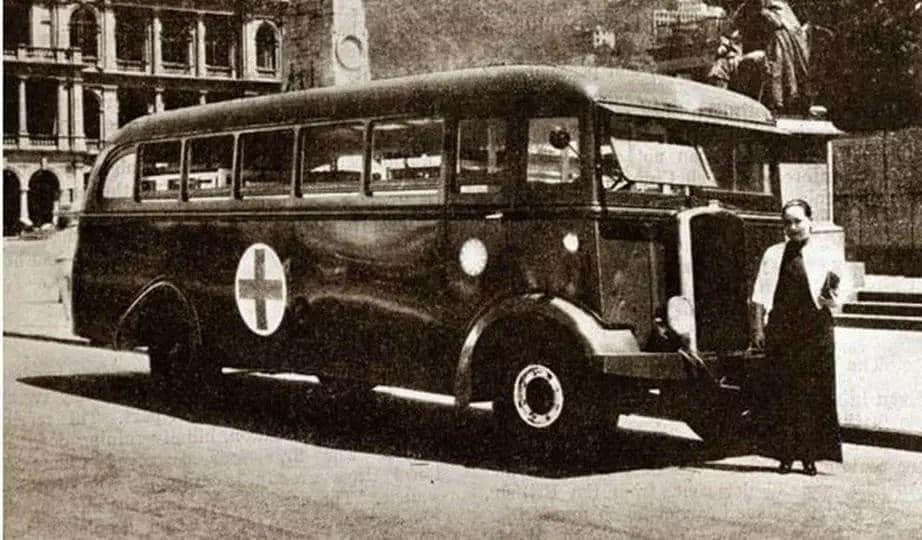 宋慶齡與一架獲捐贈的救護(hù)車在中環(huán)