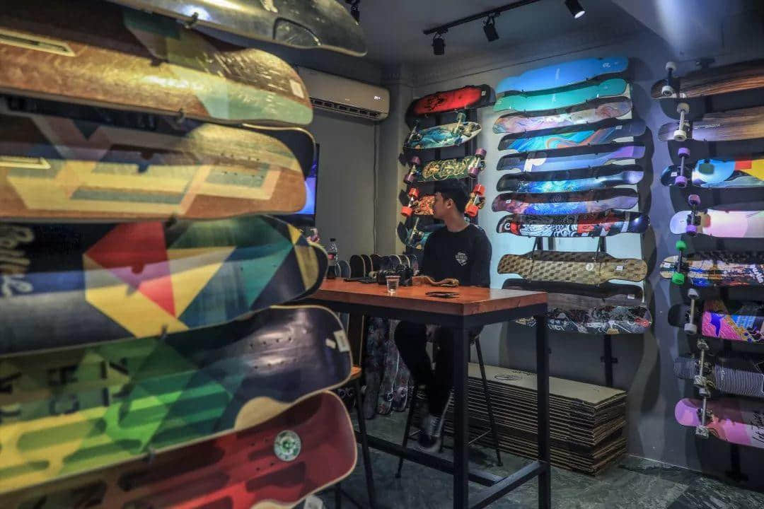 這是你在廣州能找到的唯一一間長板實體店 這是你在廣州能找到的唯一一間長板實體店