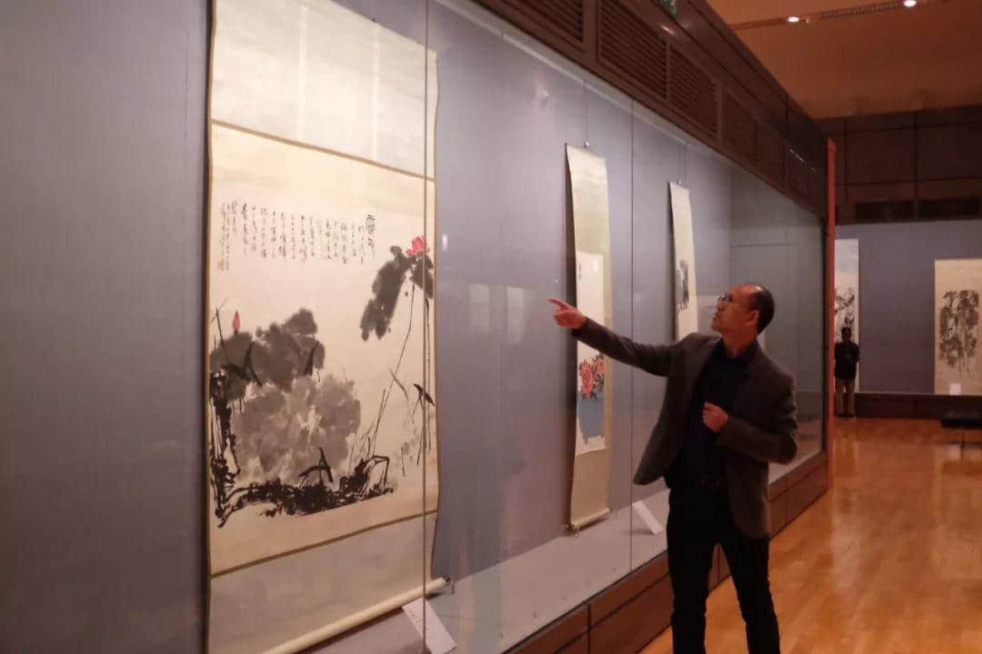 中國美術(shù)館典藏部副主任韓勁松先生親自導(dǎo)賞齊白石、傅抱石、葉淺予等近九十件大師作品