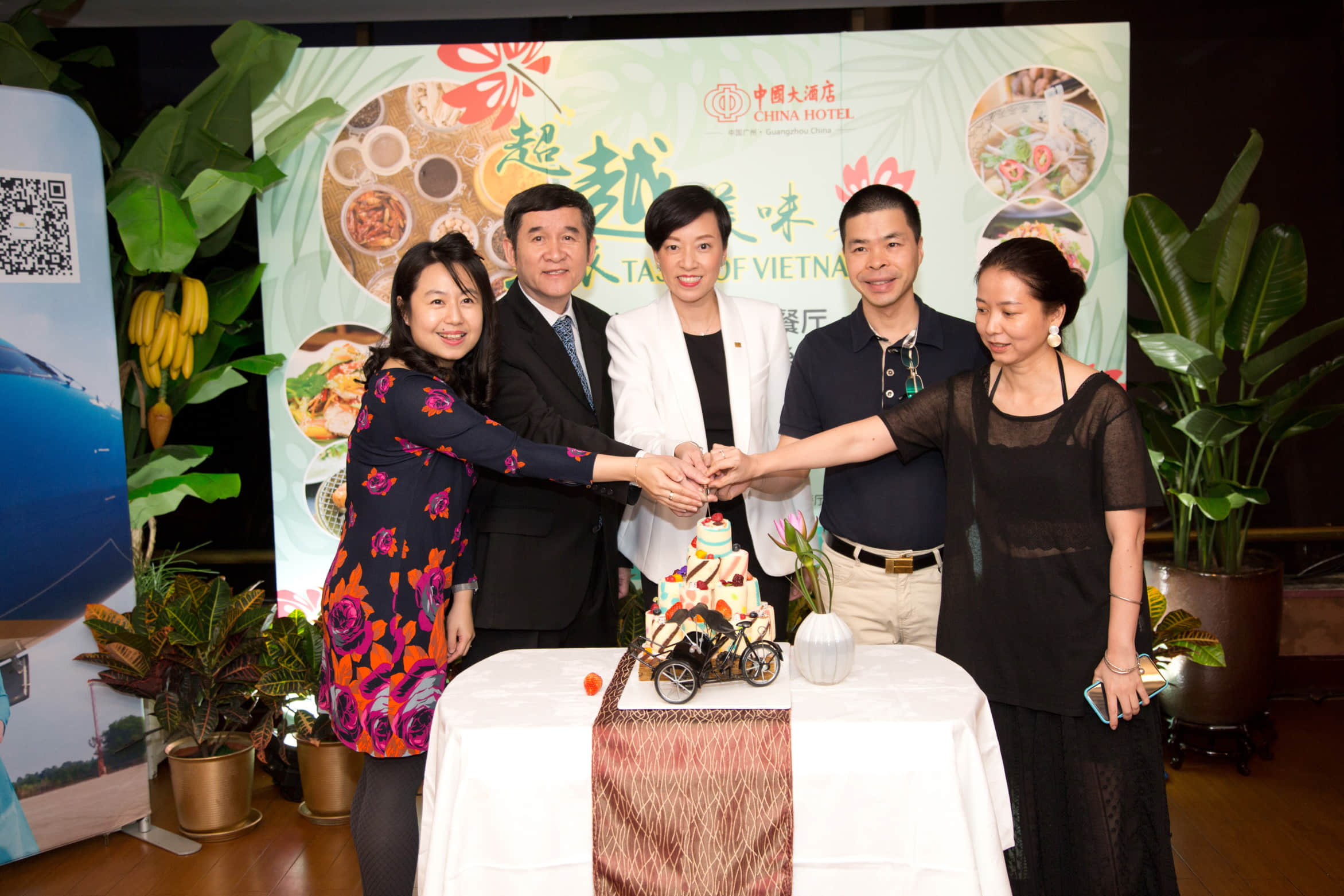 越南航空代表，越南駐廣州總領(lǐng)事鄧世雄，中國大酒店總經(jīng)理陳瑞明，越南航空代表，西貢小姐越南料理代表（從左到右）一齊為越南美食節(jié)開幕