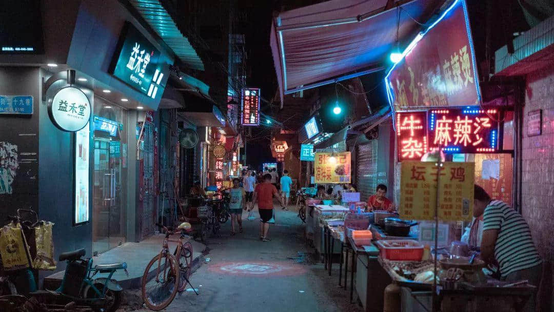 你在天河的市中心紙醉金迷，我在北亭的宵夜攤爛醉如泥