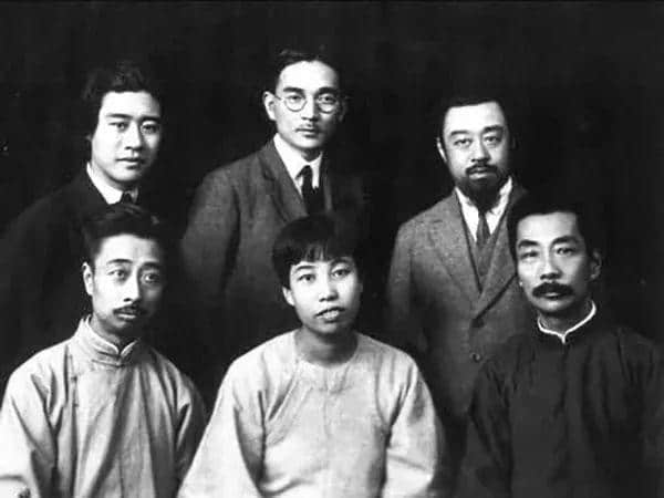 前排左起：周建人、許廣平、魯迅；后排左起：孫福熙、林語堂、孫伏園