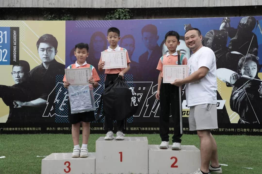 短兵項(xiàng)目青少年組初級(jí)組淘汰賽前三