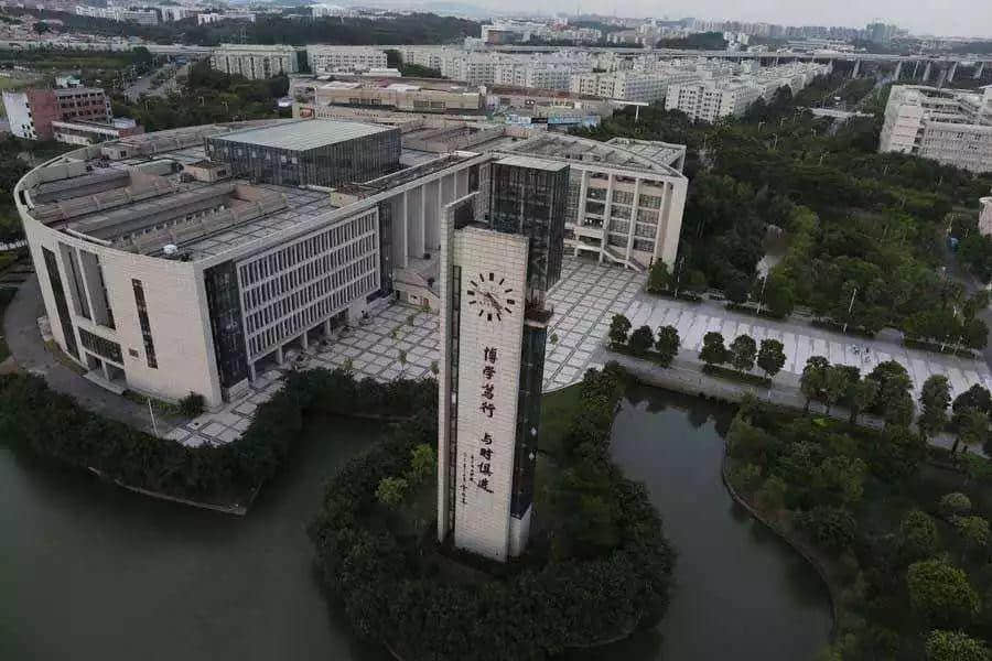 你在天河的市中心紙醉金迷，我在北亭的宵夜攤爛醉如泥
