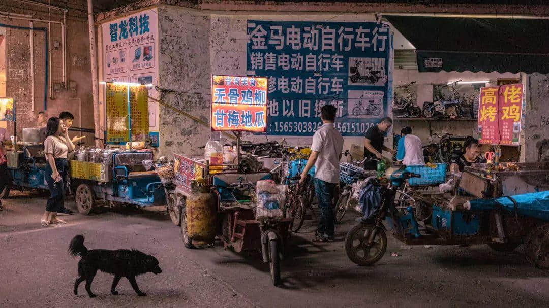 你在天河的市中心紙醉金迷，我在北亭的宵夜攤爛醉如泥