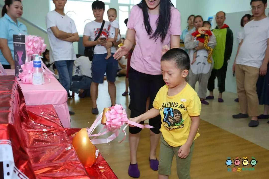 “感恩?臻愛(ài)?成長(zhǎng)——兩店同慶 感恩遇見(jiàn)” 暨吐泡泡親子游泳俱樂(lè)部番禺店周年慶