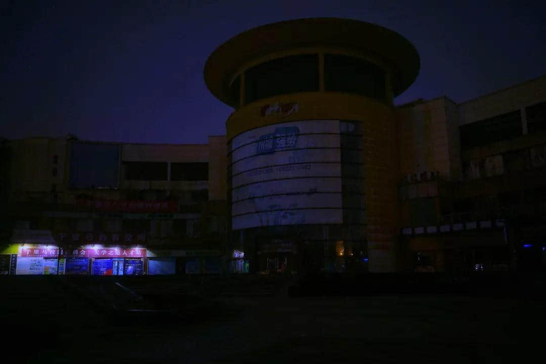 你在天河的市中心紙醉金迷，我在北亭的宵夜攤爛醉如泥