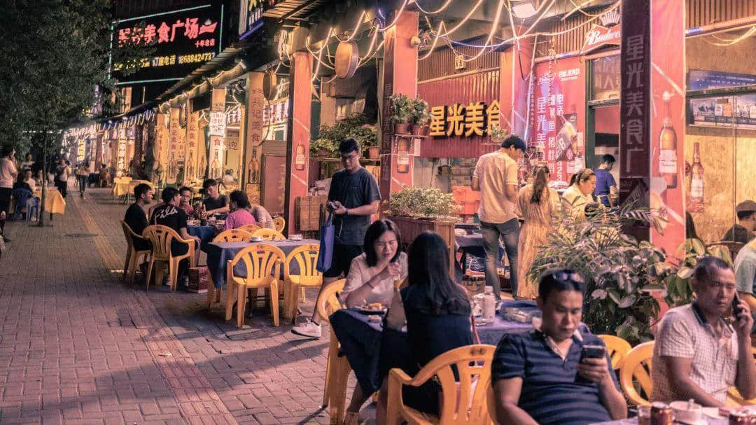 你在天河的市中心紙醉金迷，我在北亭的宵夜攤爛醉如泥