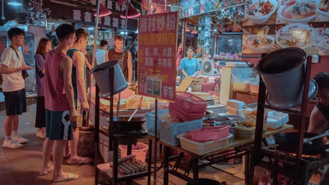 你在天河的市中心紙醉金迷，我在北亭的宵夜攤爛醉如泥