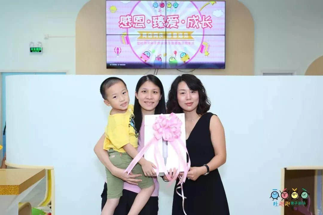 “感恩?臻愛(ài)?成長(zhǎng)——兩店同慶 感恩遇見(jiàn)” 暨吐泡泡親子游泳俱樂(lè)部番禺店周年慶