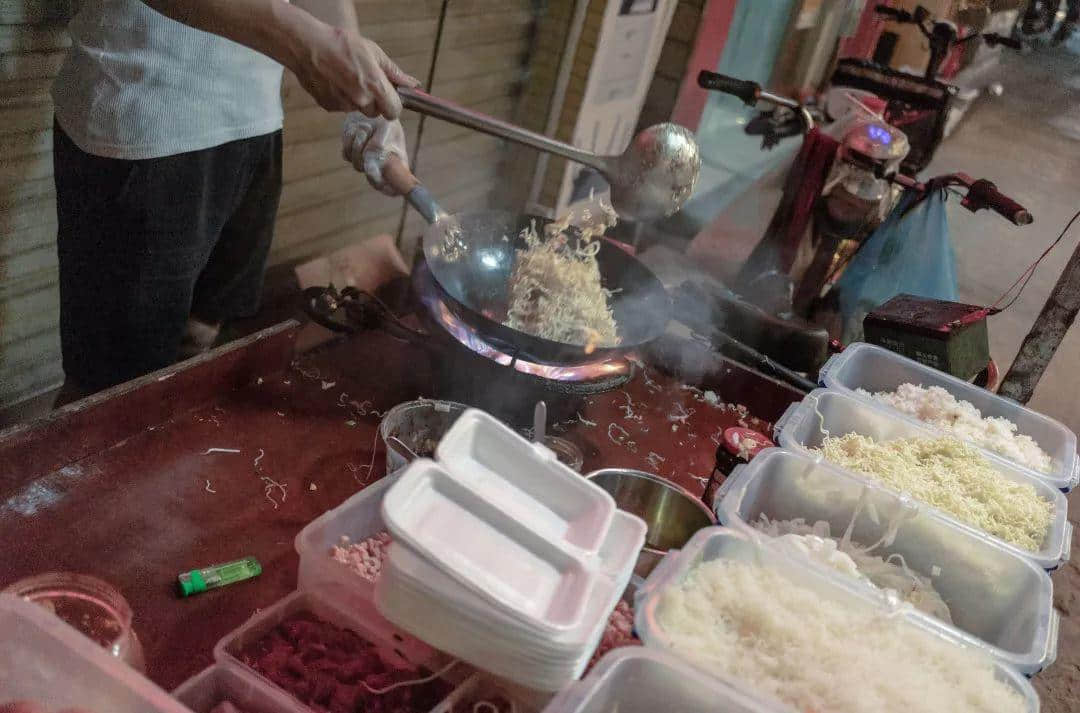 你在天河的市中心紙醉金迷，我在北亭的宵夜攤爛醉如泥