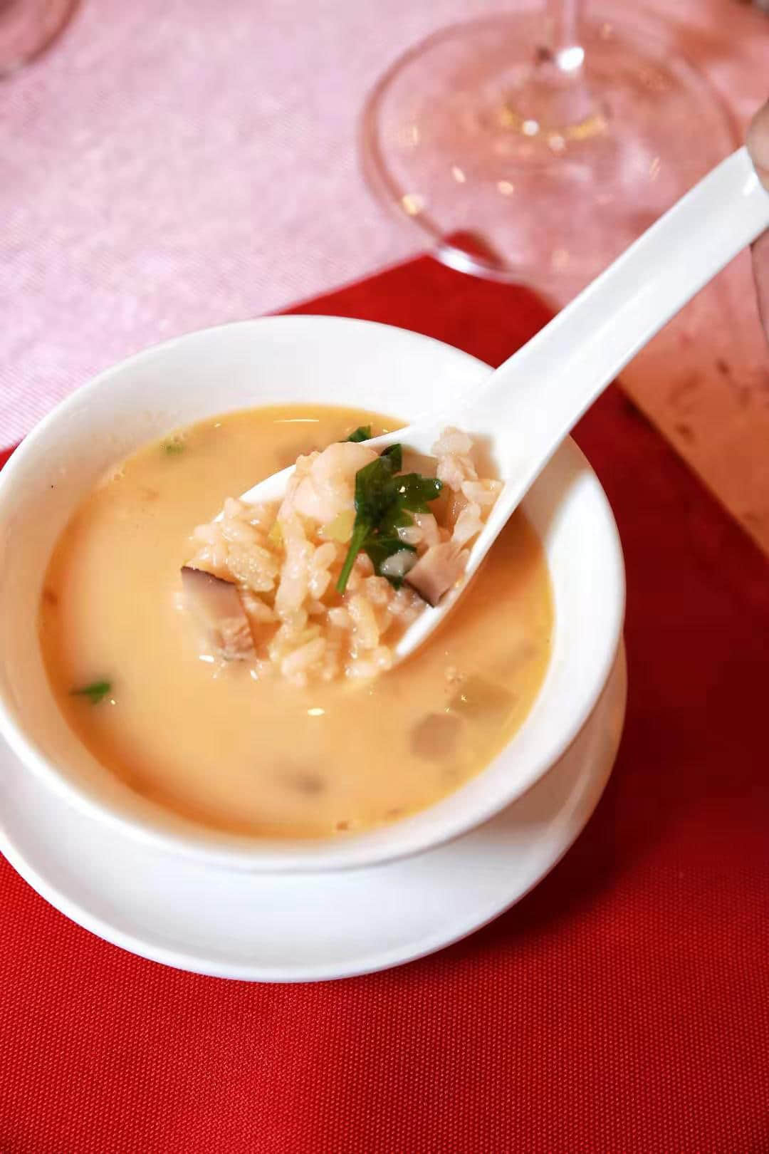 西施泡飯：當(dāng)鍋巴遇上湯泡飯，色彩繽紛，令人食欲大開。這款獨(dú)創(chuàng)的菜式，圈粉無數(shù)，鍋巴的甘香，恰到好處的嚼頭，再搭配蝦肉、冬菇粒、香菜...那種誘人的味覺，贊不住口。