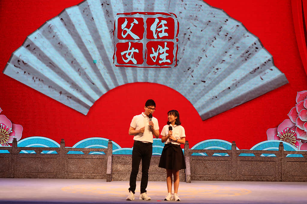 大賽形象代言人“任姓父女”任永全、任懿現(xiàn)場(chǎng)說(shuō)相聲