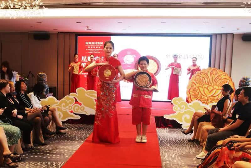 小朋友與模特同臺(tái)走秀，展示六款臻選禮盒