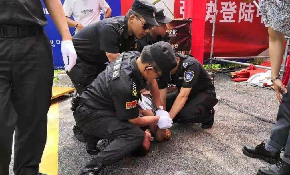 任達華當眾被刺，明星出外帶保鏢為面還是為命？