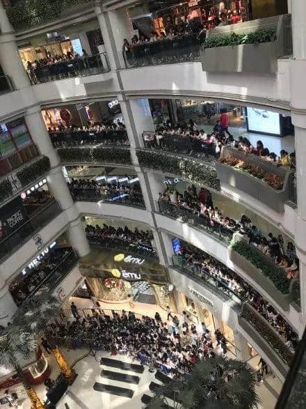 任達華當眾被刺，明星出外帶保鏢為面還是為命？