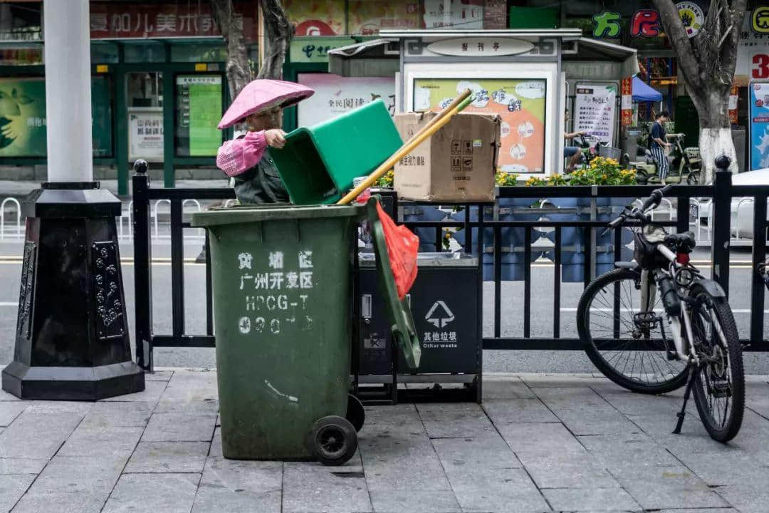 我們走上街頭，體驗了一下廣州的垃圾分類