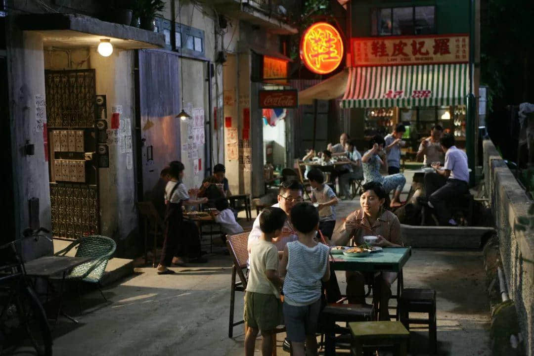 便利店中的廣州人：熱鬧遠去，孤獨來襲