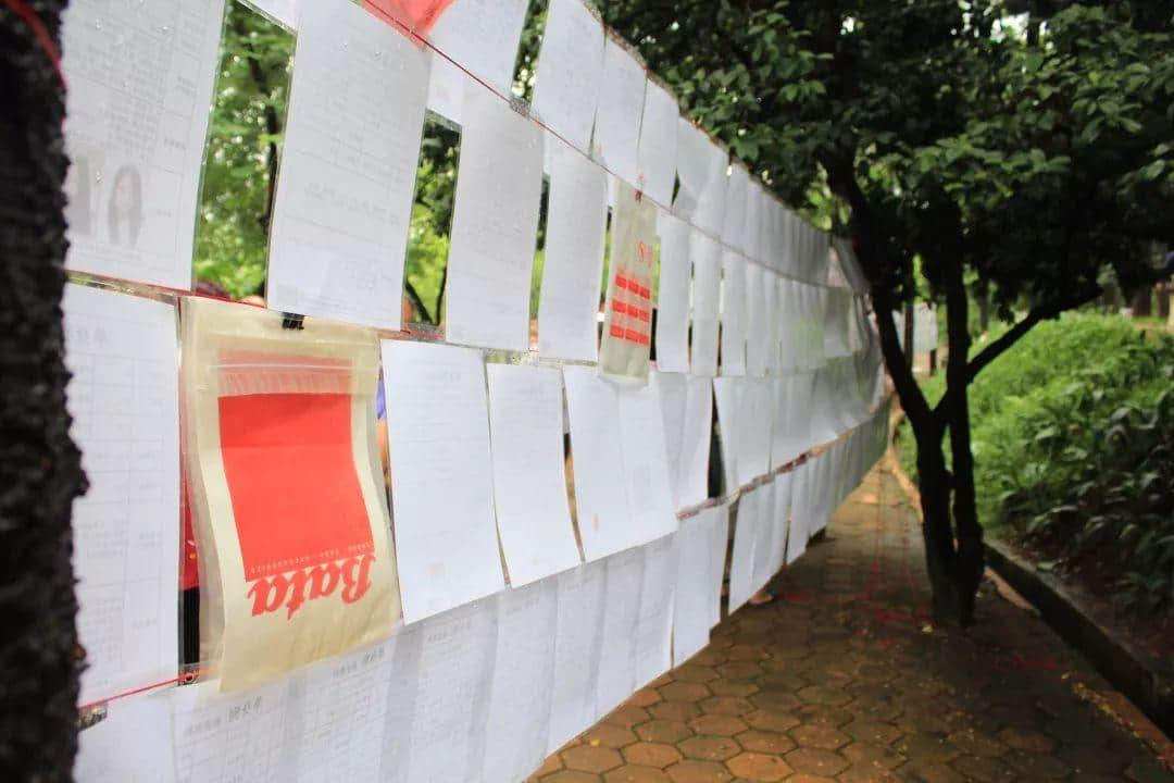 天河公園相親角，大爺大媽唱主角