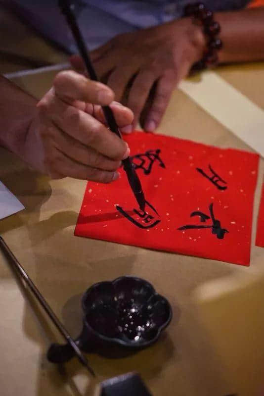 幾多中秋習(xí)俗已經(jīng)凋零，唯獨(dú)廣式月餅不可或缺……