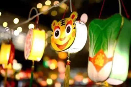 幾多中秋習(xí)俗已經(jīng)凋零，唯獨(dú)廣式月餅不可或缺……