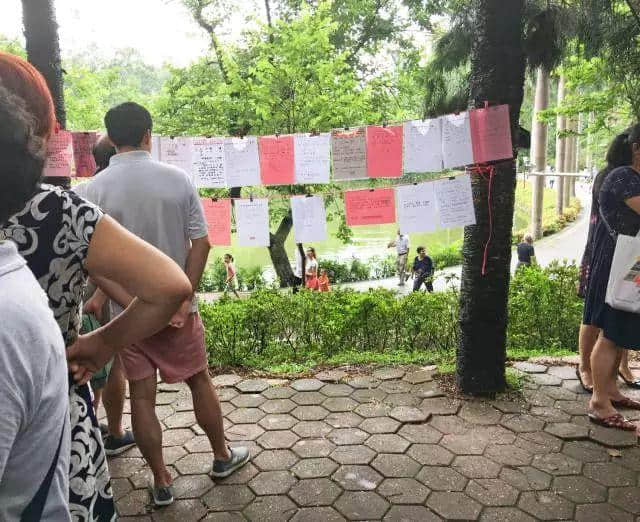 天河公園相親角，大爺大媽唱主角