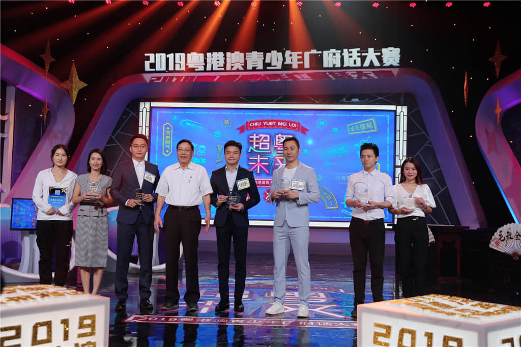 廣東廣播電視臺領(lǐng)導(dǎo)向支持單位頒喜馬拉雅FM、羊城網(wǎng)、湃師傳媒藝考贈紀(jì)念獎座