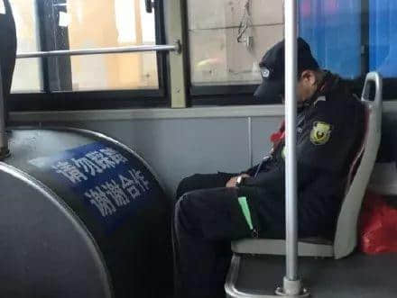 廣州巴士設(shè)安檢員，為解決就業(yè)問題還是解決安全問題？