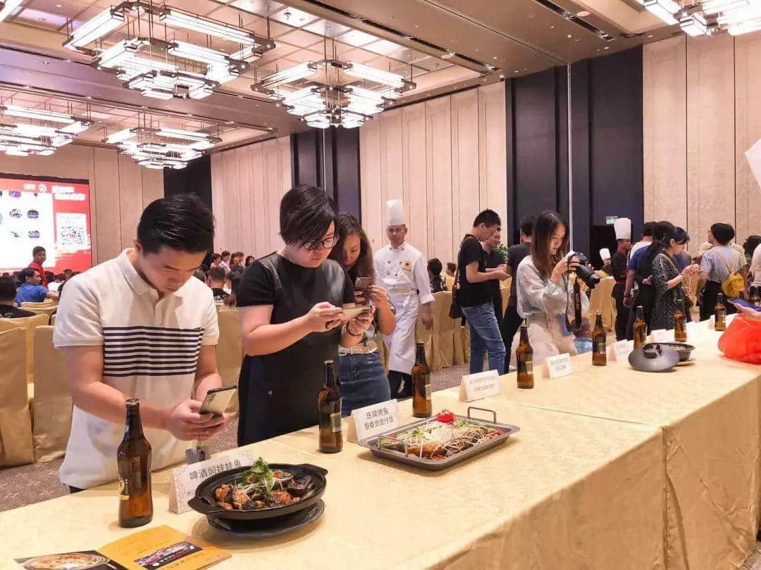 美食當(dāng)前，手機(jī)先吃！