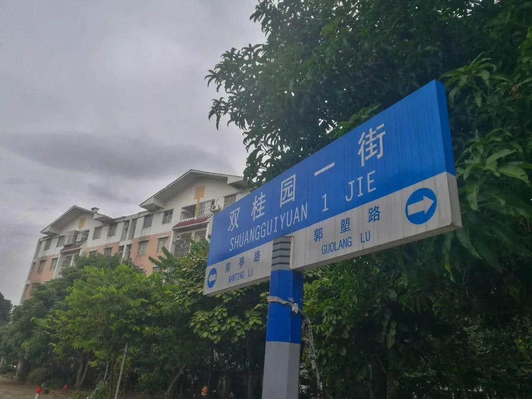大學(xué)城拆遷15年：有人奔馳寶馬，有人掃地營(yíng)生