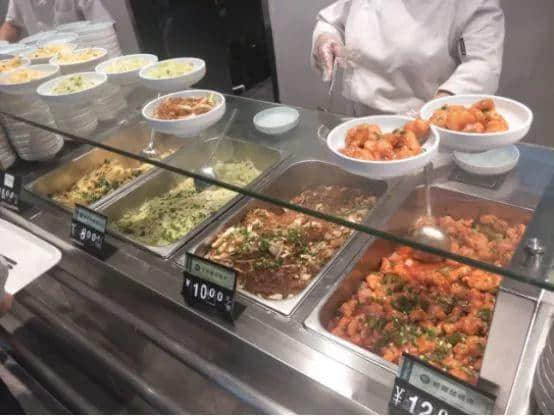 月薪過萬，午餐照樣豬腳飯