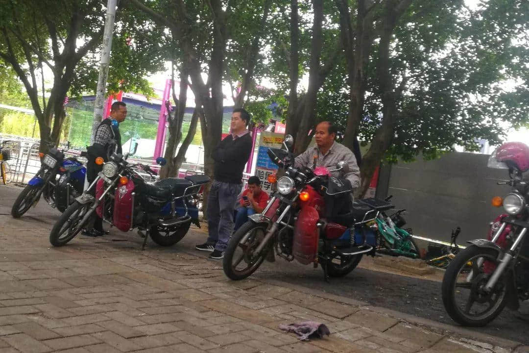 大學(xué)城拆遷15年：有人奔馳寶馬，有人掃地營(yíng)生
