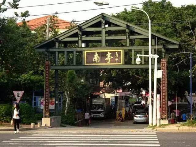 大學(xué)城拆遷15年：有人奔馳寶馬，有人掃地營(yíng)生