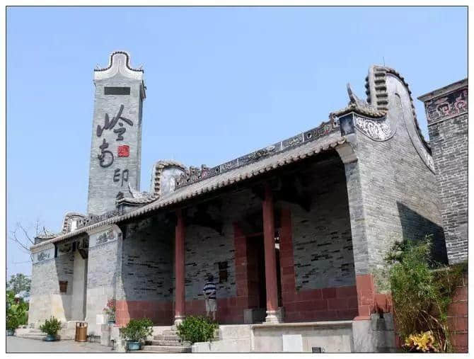 大學(xué)城拆遷15年：有人奔馳寶馬，有人掃地營(yíng)生