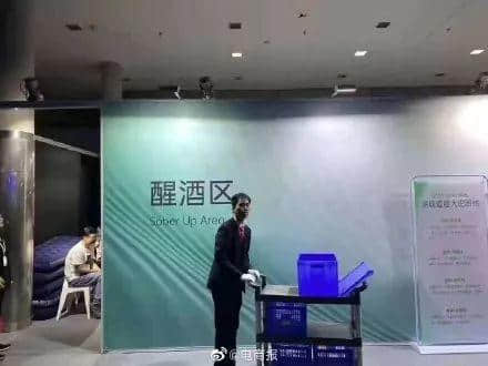 我哋呢班打工仔，日日做奴隸，仲要落班彩排搞年會